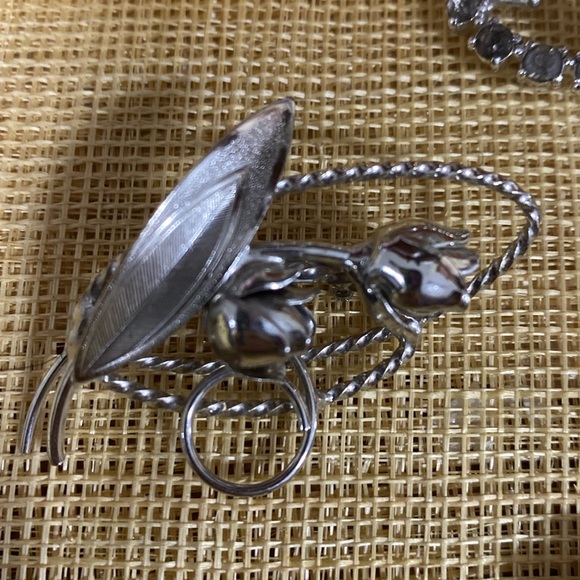 VINTAGE BROOCH AND CLIP EARRING BUNDLE - Picture 7 of 8